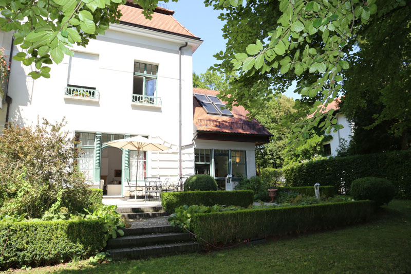 Altbau-Wohnung, Muenchen-Solln, Prinz-Ludwigs-Hoehe, Eigentumswohnung, Villenkolonie, Terrasse, Park, Denkmalschutz, Isarufer, Stuck, Gästezimmer, Bibliothek, Tiefgarage, Apartment